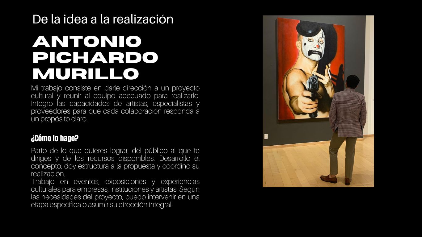 Antonio Pichardo de espaldas, observando una pintura en una sala de exposición. Fotografía original.